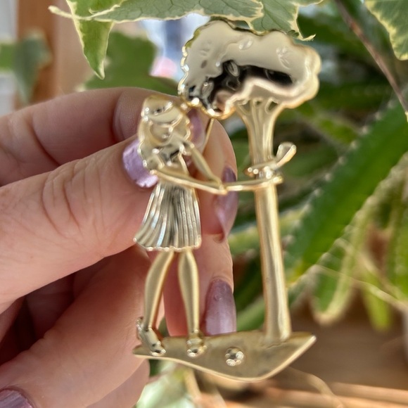 Brooch Woman Golfing Humour 2 1/4" Glossy Gold Tone Signed AJC - Picture 4 of 4